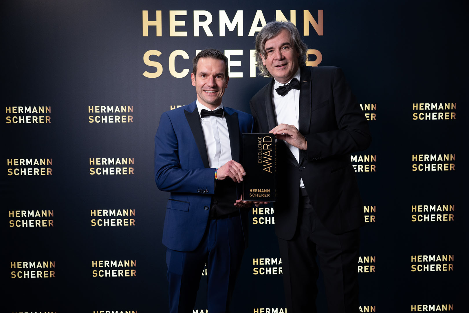 Michael Züfle bekommt einen Award von Hermann Scherer
